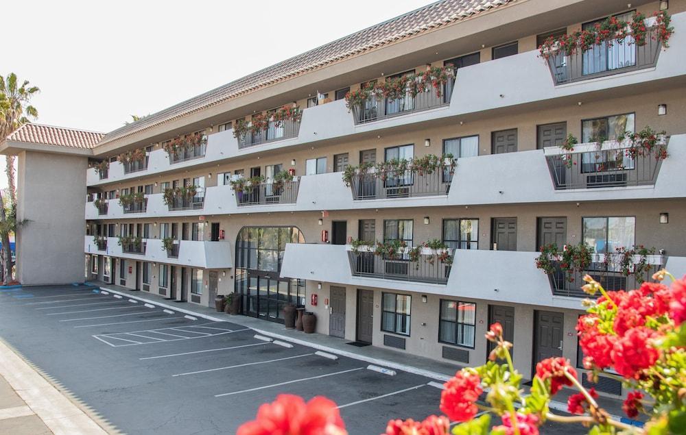 Ramada By Wyndham Oceanside Hotel Buitenkant foto