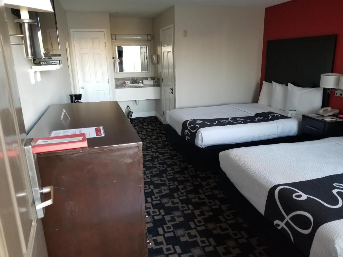Ramada By Wyndham Oceanside Hotel Buitenkant foto