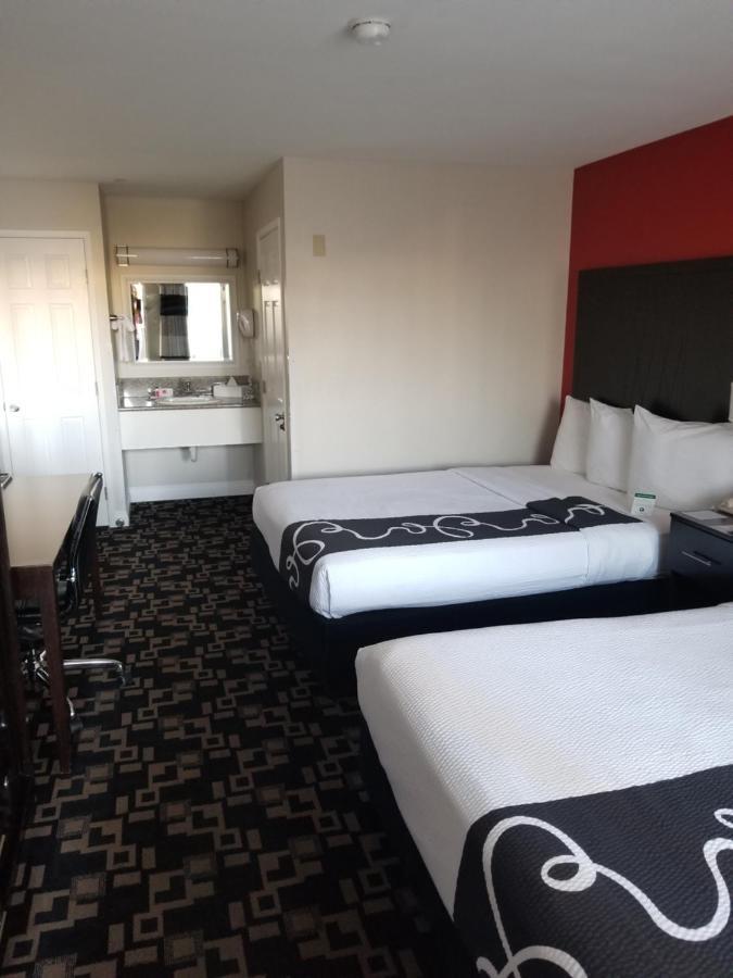 Ramada By Wyndham Oceanside Hotel Buitenkant foto